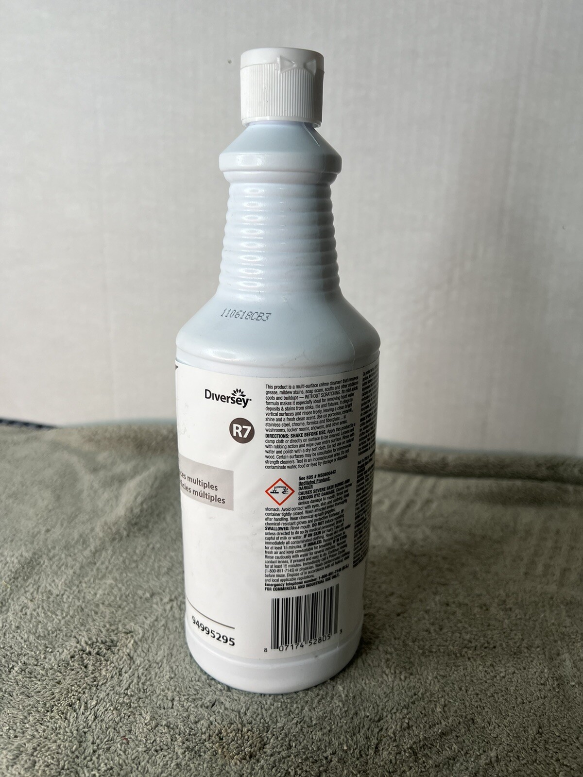Diversey Emerel Multi-surface Creme Cleanser 4995295 R7 – 1 Quart/32oz Bottle(1)