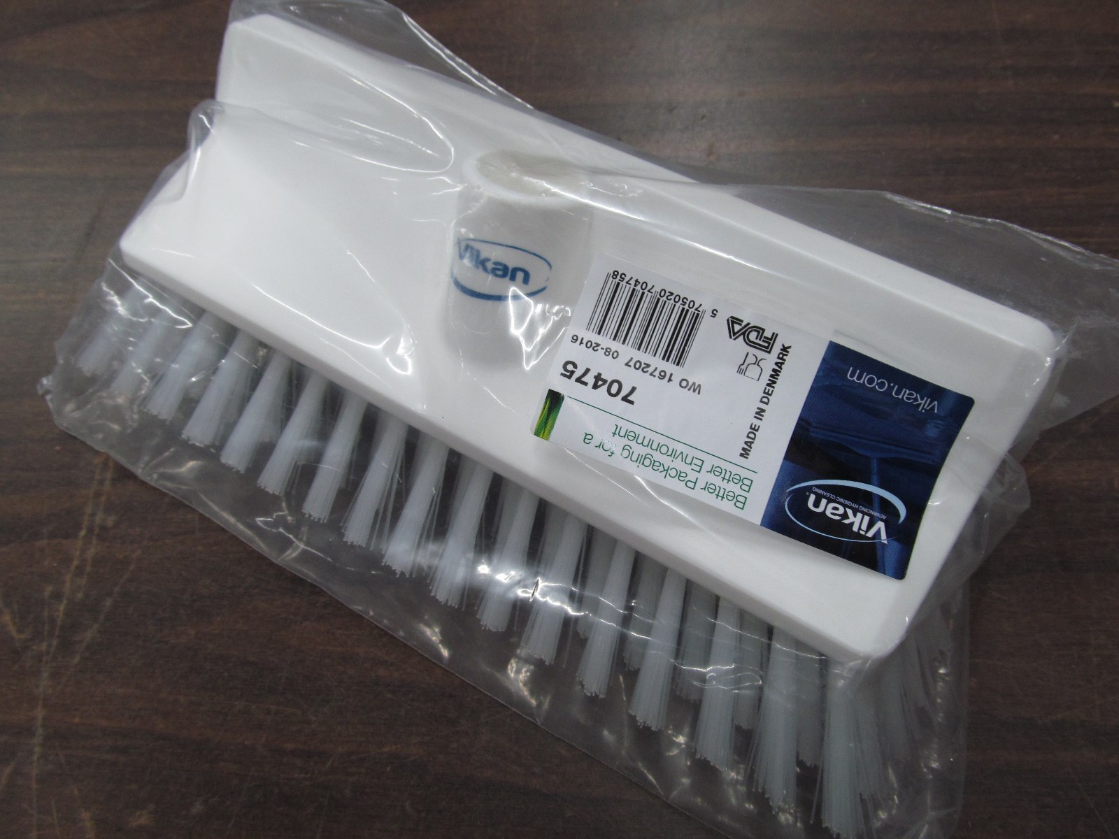 VIKAN 70475 Grainger 2RWF5 High Low Scrub Brush, White, 1-1/2 Trim PET