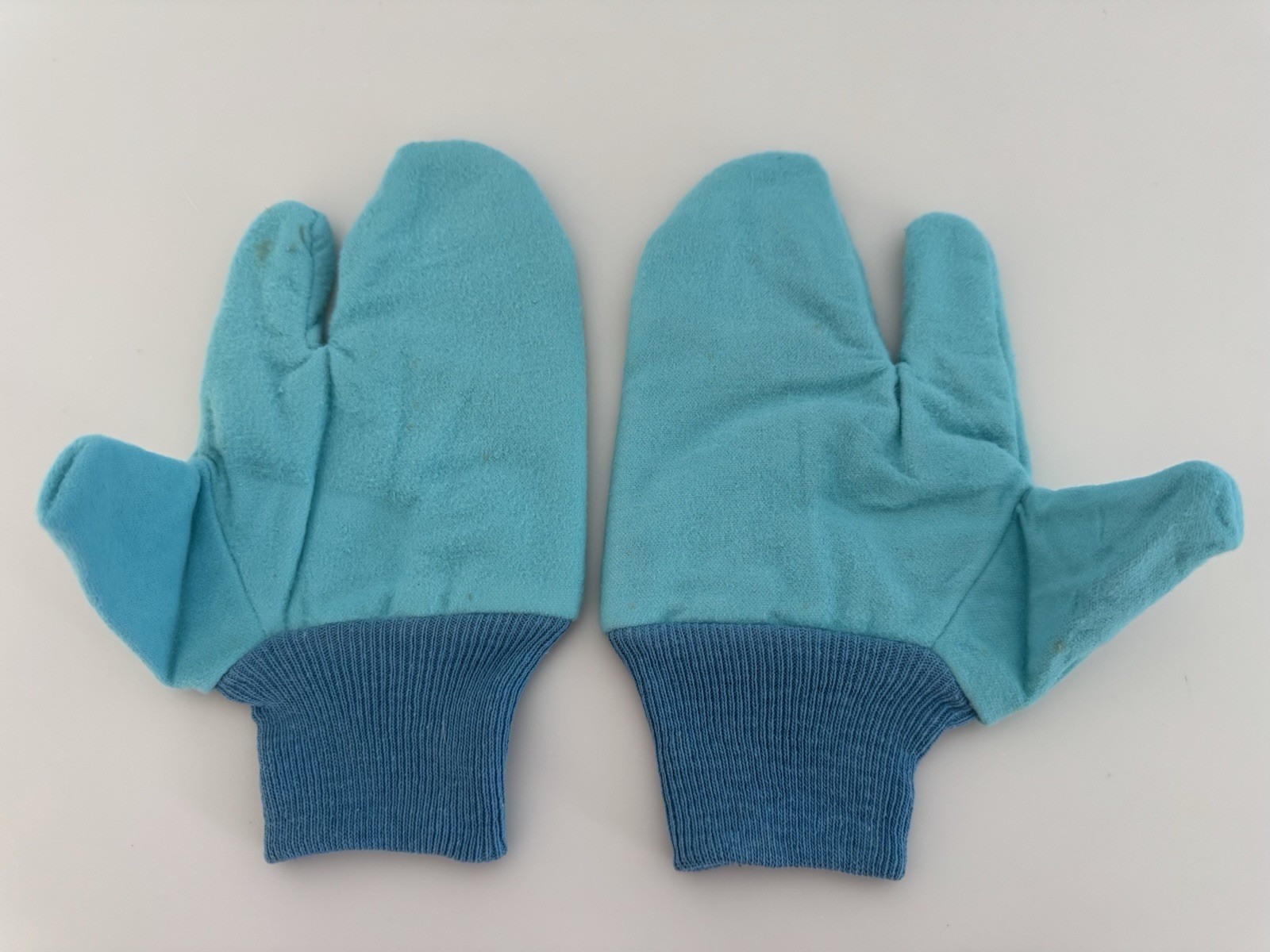 Brand new pair of Goddard’s Long Shine Silver Care Mitts