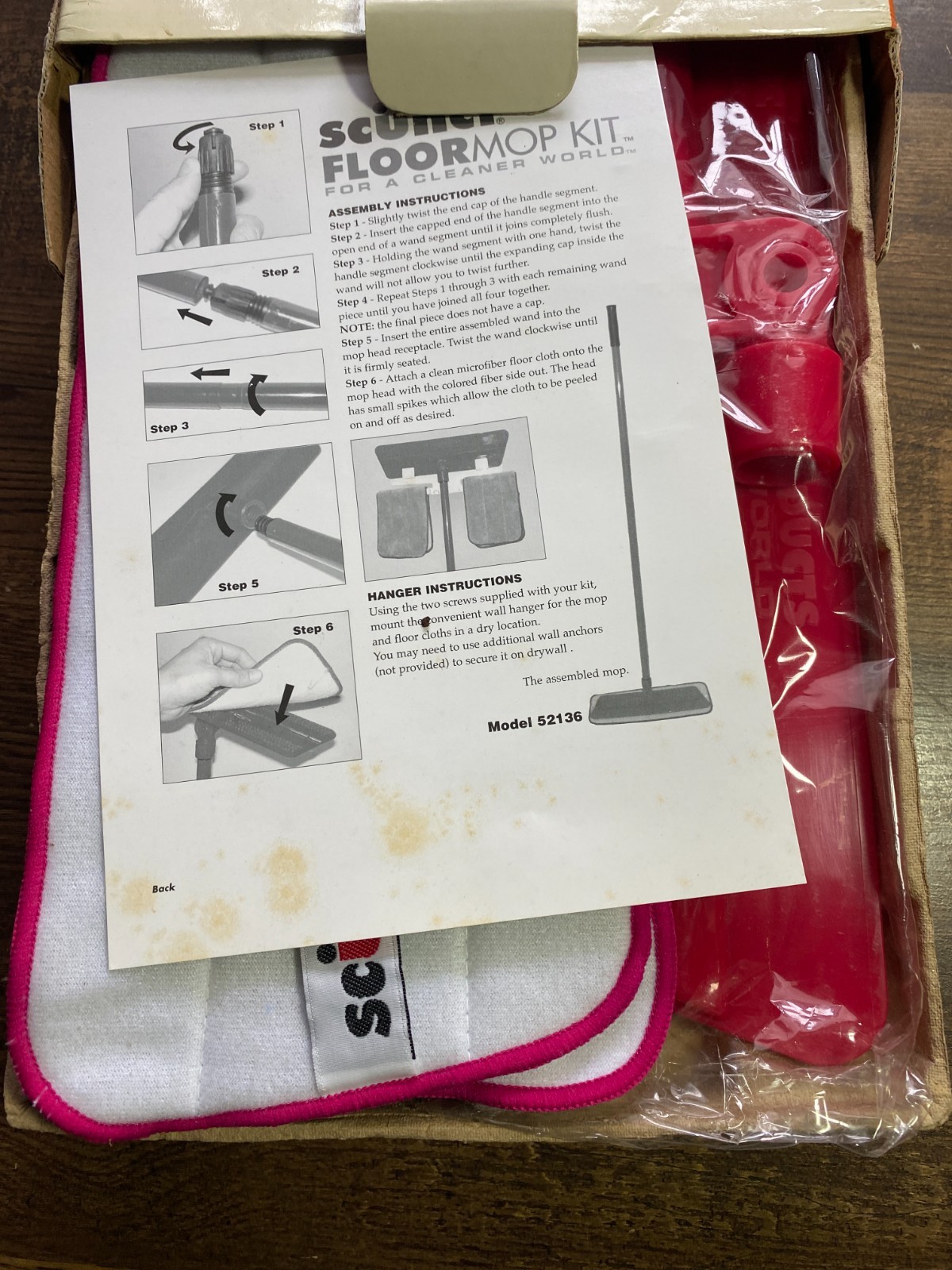 Scunci Floor Mop Kit – Micro Fiber Washable Pads Swivel Mop – NOS