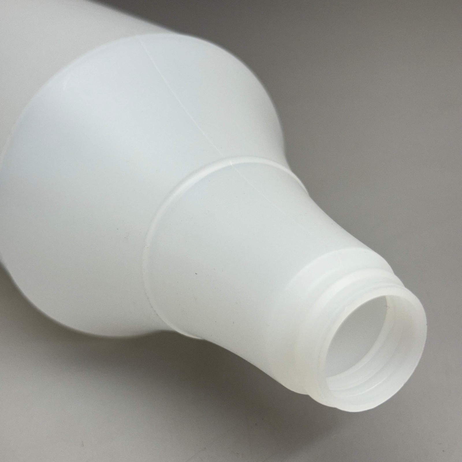 24PK Plastic Spray Bottle 24oz 8.25″ White