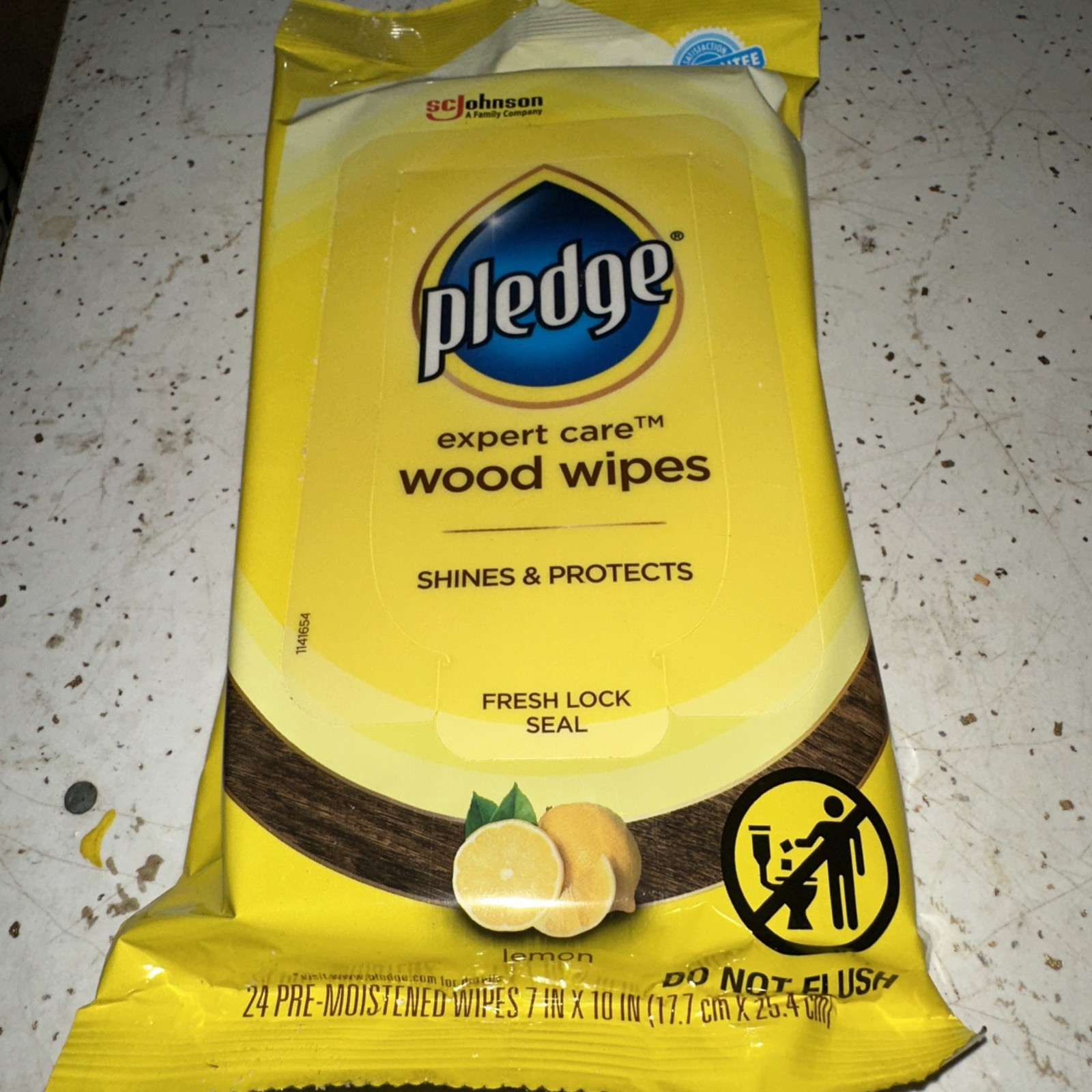 Pledge Expert Care Wood Wipes Shines and Protects, Removes Fingerprints, Lemon