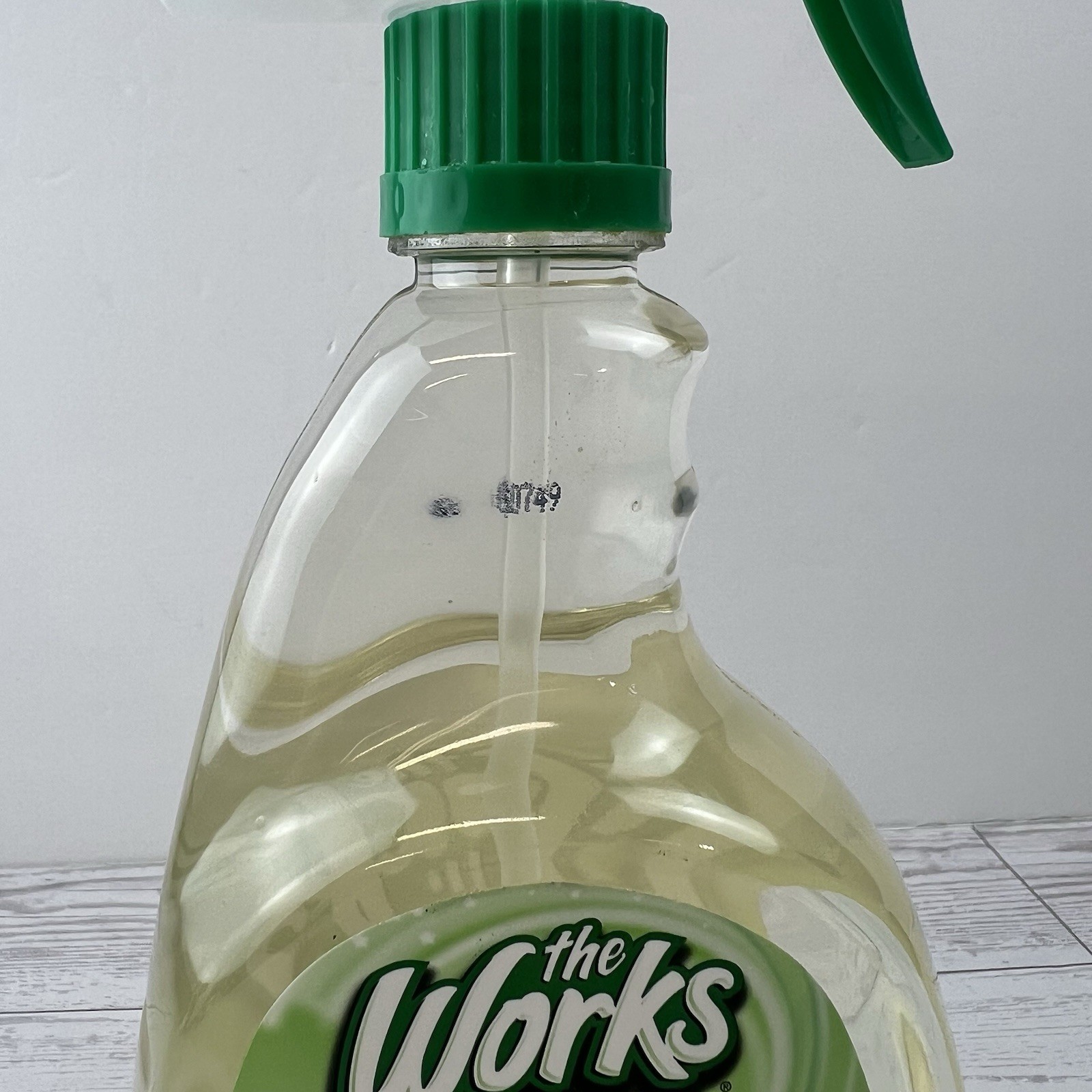 (1) The Works Tub & Shower Cleaner Spray 32 oz