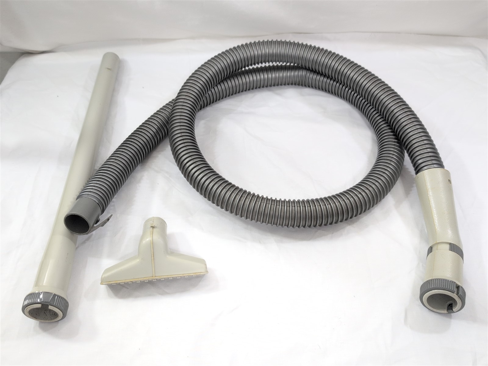 Hoover S1323-VINTAGE Tempo 250 Portable Canister Vacuum Cleaner hose+attachments