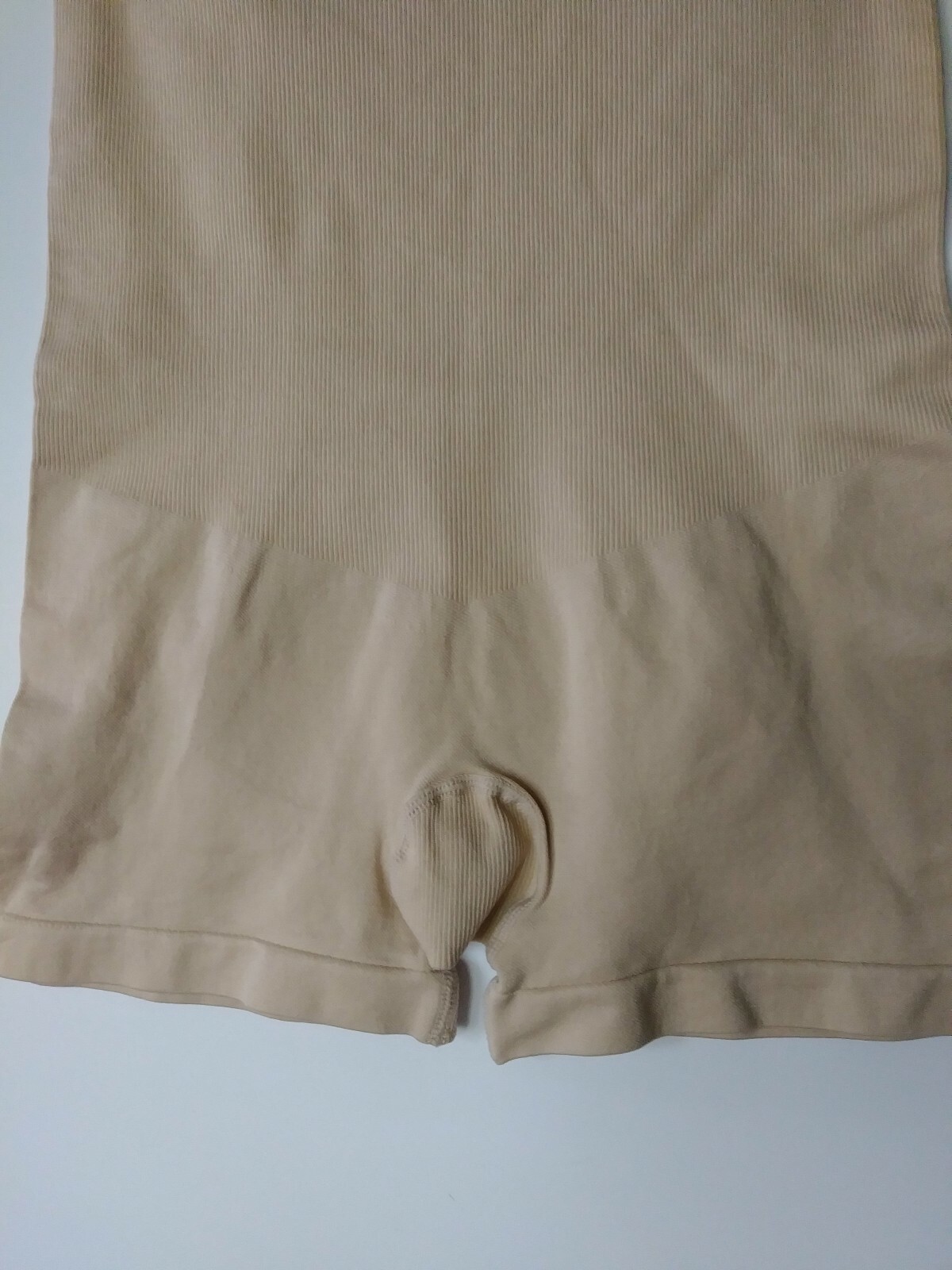 BLACK FUCHSIA HI-WAIST SEAMLESS BEIGE BRIEFER SZ M. NWOT.