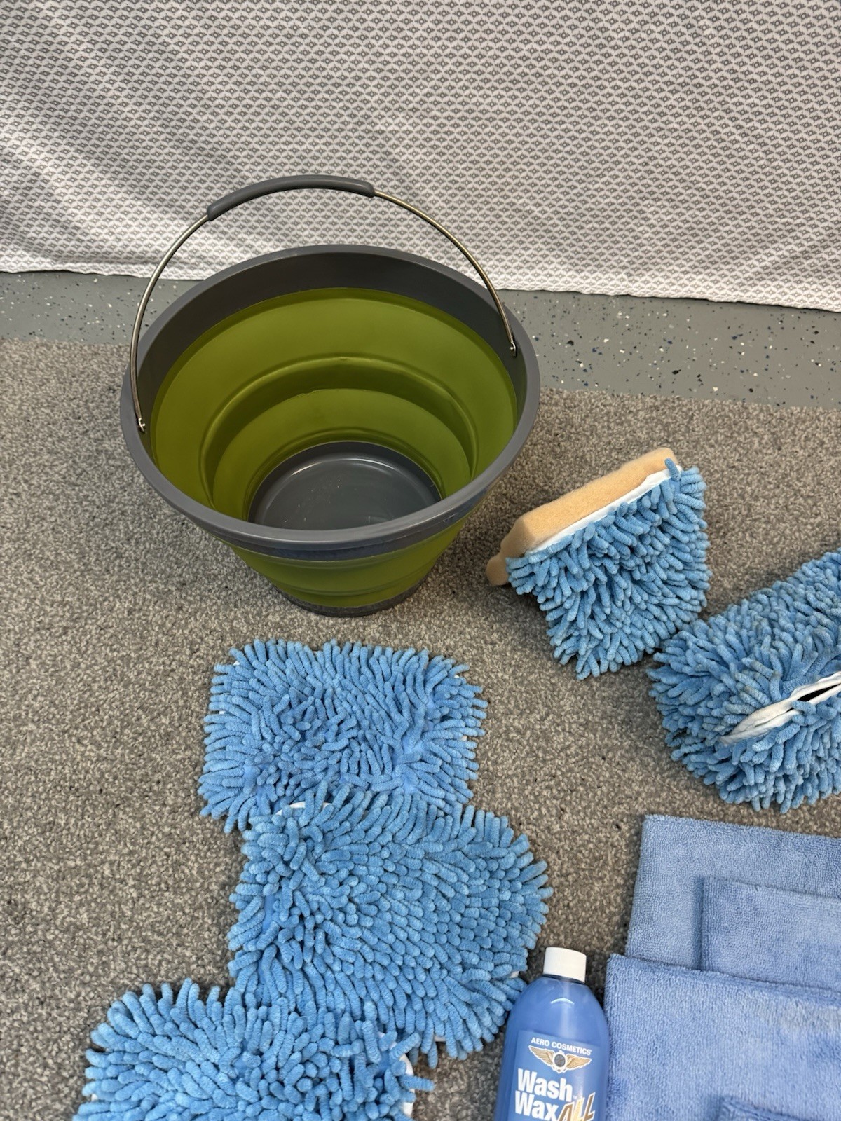 33 Piece Aero Cosmetics Waterless RV Wash Wax Gallon 2 Mop Heads 15″ & 5″ Bucket
