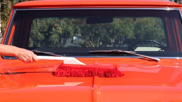 “Car Duster with Plastic Handle & Red Cotton Mop – Quickly Removes Dust & Dirt”