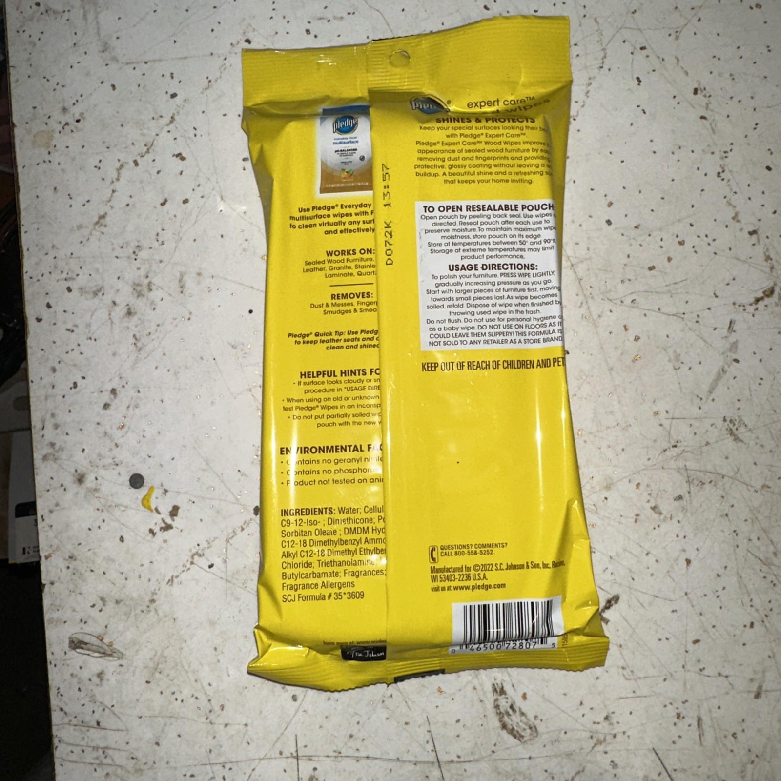 Pledge Expert Care Wood Wipes Shines and Protects, Removes Fingerprints, Lemon