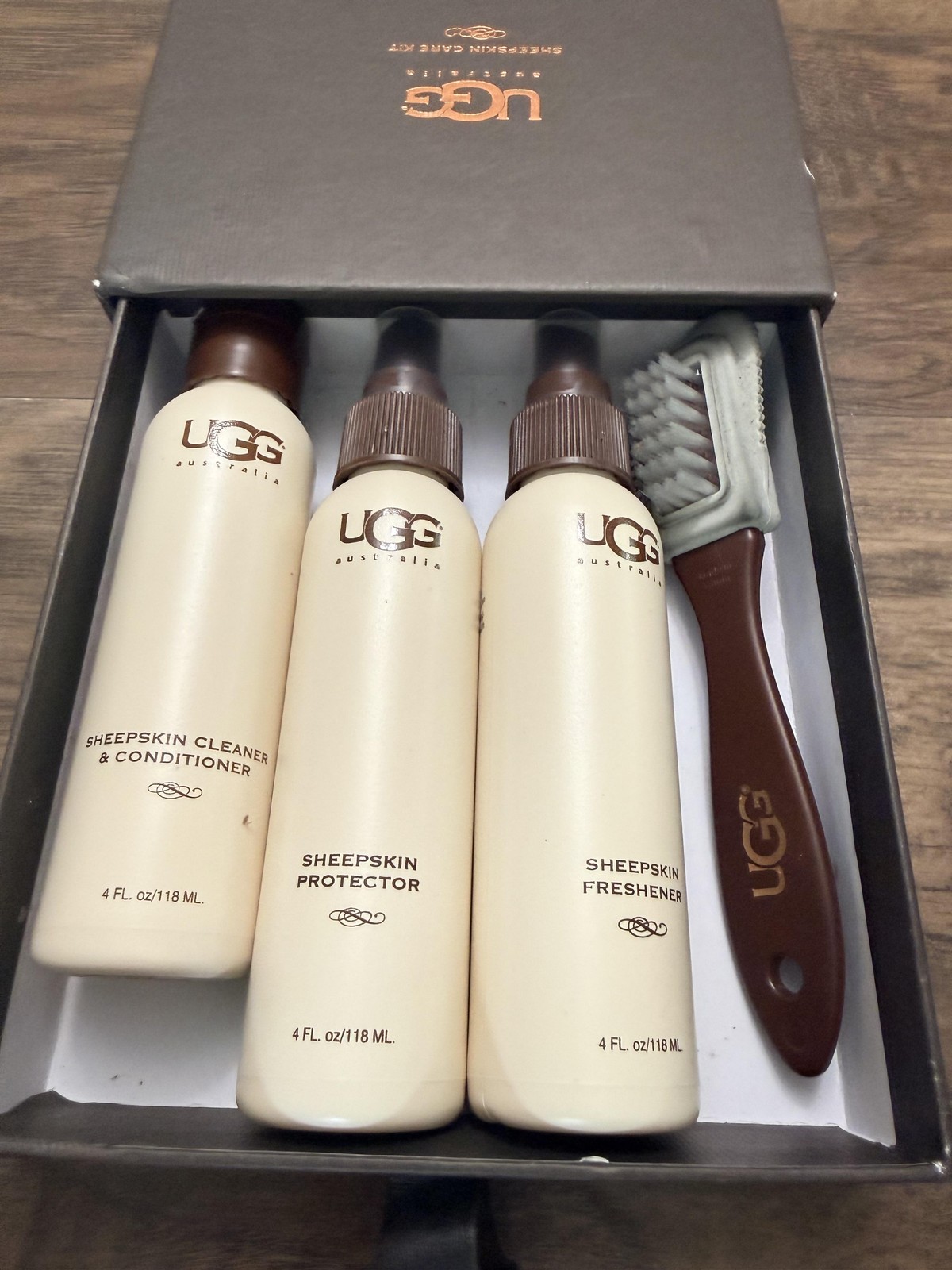 UGG Sheepskin Care Kit 4 Piece Cleaner Protector Freshener Brush Leather Box