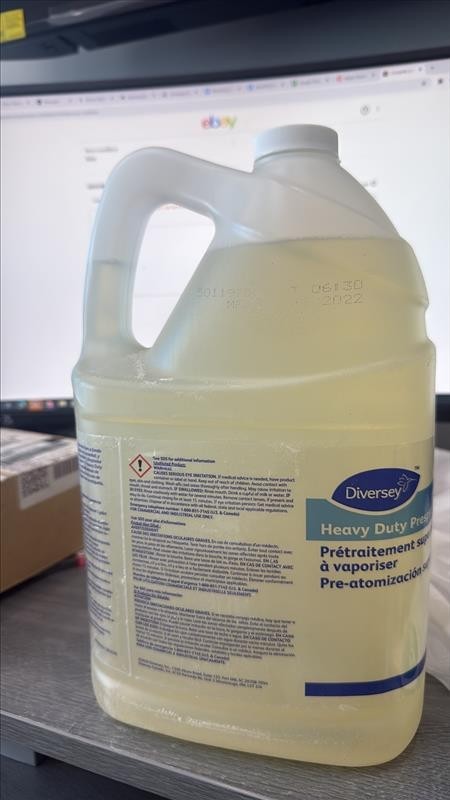 Diversey™ Heavy Duty Prespray – Pack of 4 (1 Gallon Each)