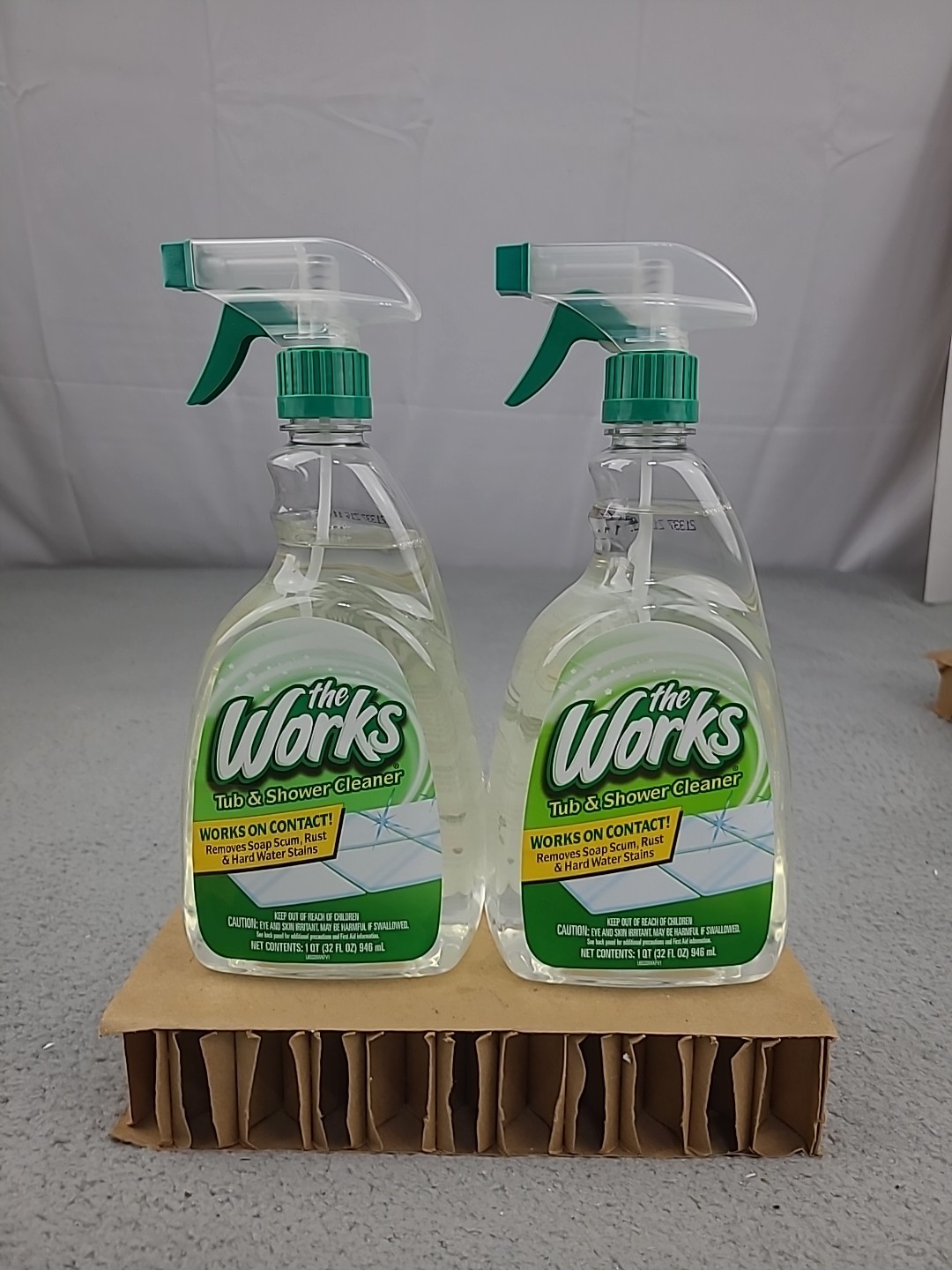 2x The Works TUB SHOWER Cleaner SPRAY 32 oz Ea Soap Scum Rust Non Aerosol NEW