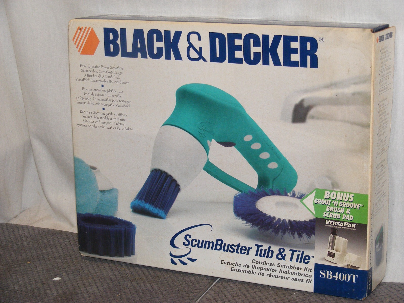 BLACK & DECKER SCUMBUSTER CORDLESS POWER TUB & TILE SCRUBBER SB400T**NEW IN BOX
