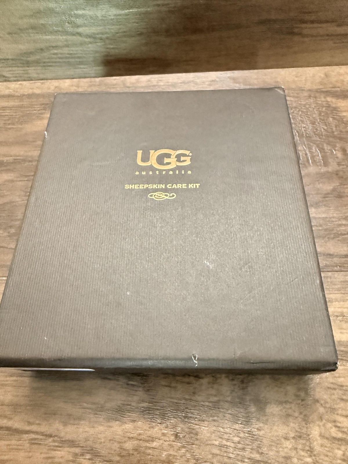 UGG Sheepskin Care Kit 4 Piece Cleaner Protector Freshener Brush Leather Box