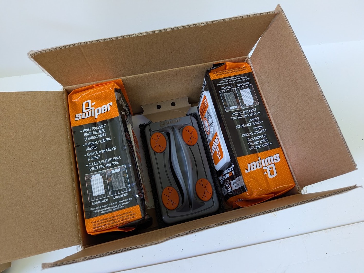 Proud Grill brand – Grill Cleaning Kit – 2 packages of wipes and a scrubber