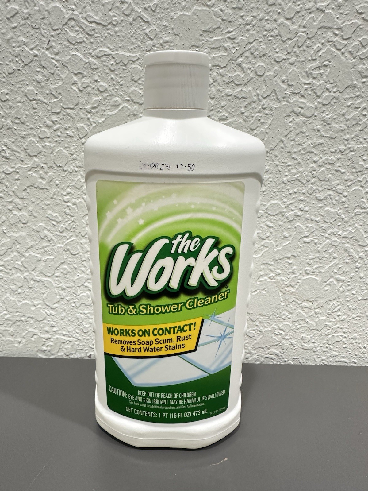 The Works Tub & Shower Cleaner 16 fl oz Hard Water Rust (Missing Seal Read)